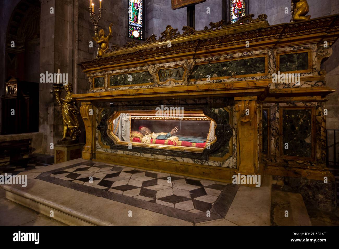 san michele,lucca,italie. l'autel avec un 12c crucifix et le cadavre de san davino, un 11c pèlerin arménien qui aurait des pouvoirs miraculeux. Banque D'Images