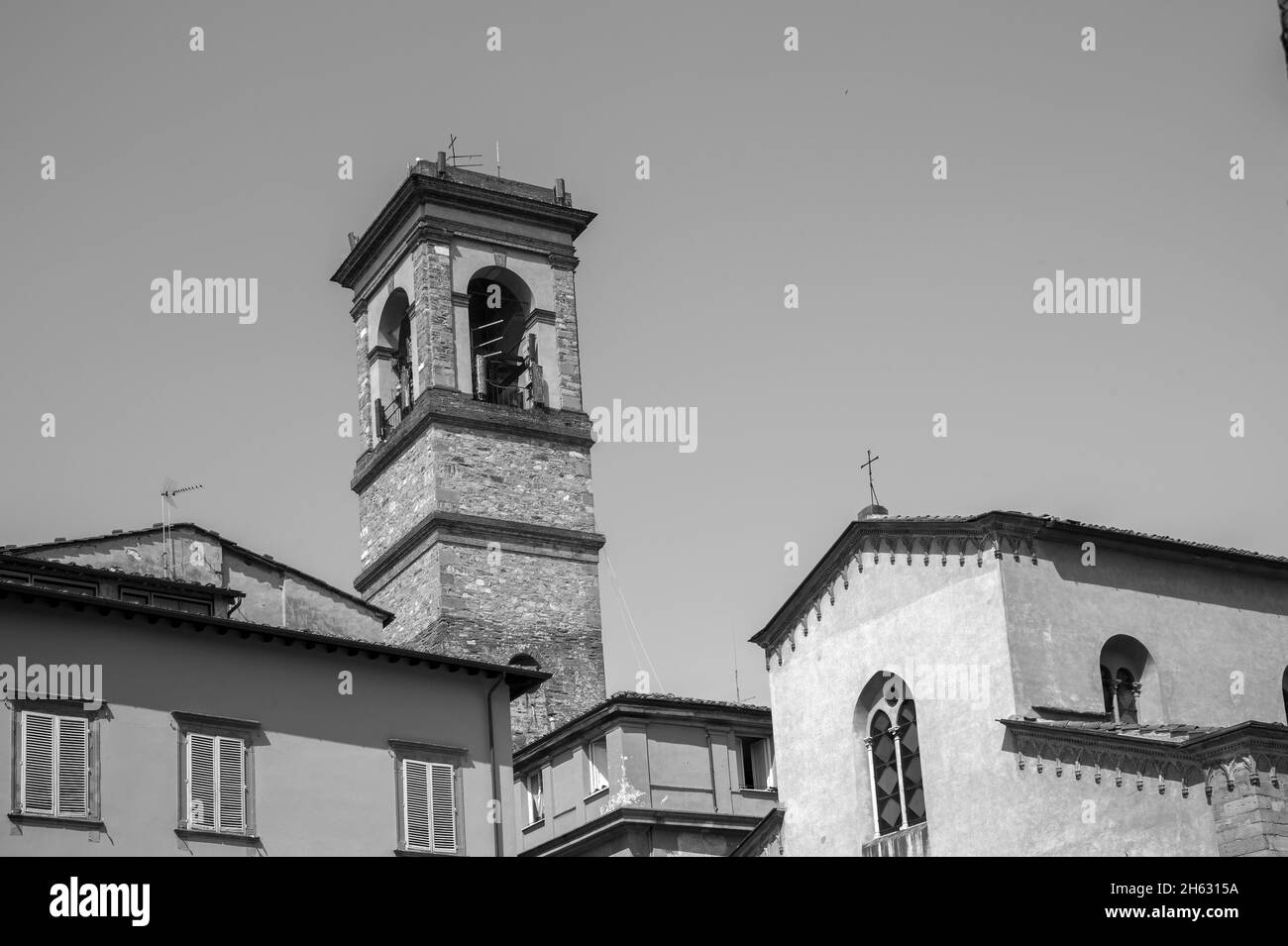 église de san salvatore dans le musolio et fontaine della pupponona avec la statue naiad dans la place misericordia de lucca, toscana, italie Banque D'Images