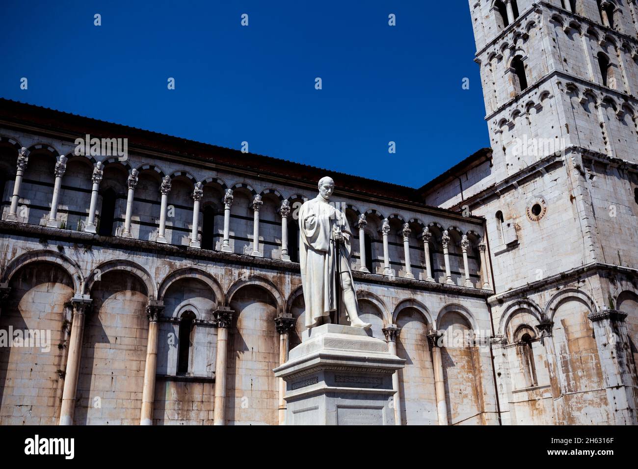 iew de la statue de francesco burlamacchi sur la piazza san michele, la vieille ville de lucca Banque D'Images