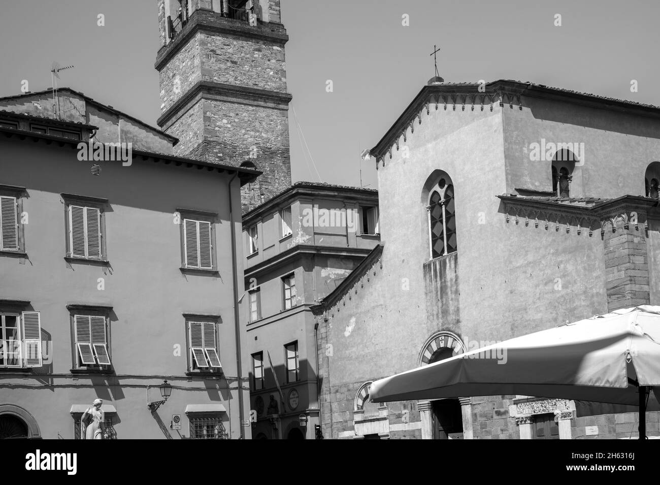 église de san salvatore dans le musolio et fontaine della pupponona avec la statue naiad dans la place misericordia de lucca, toscana, italie Banque D'Images