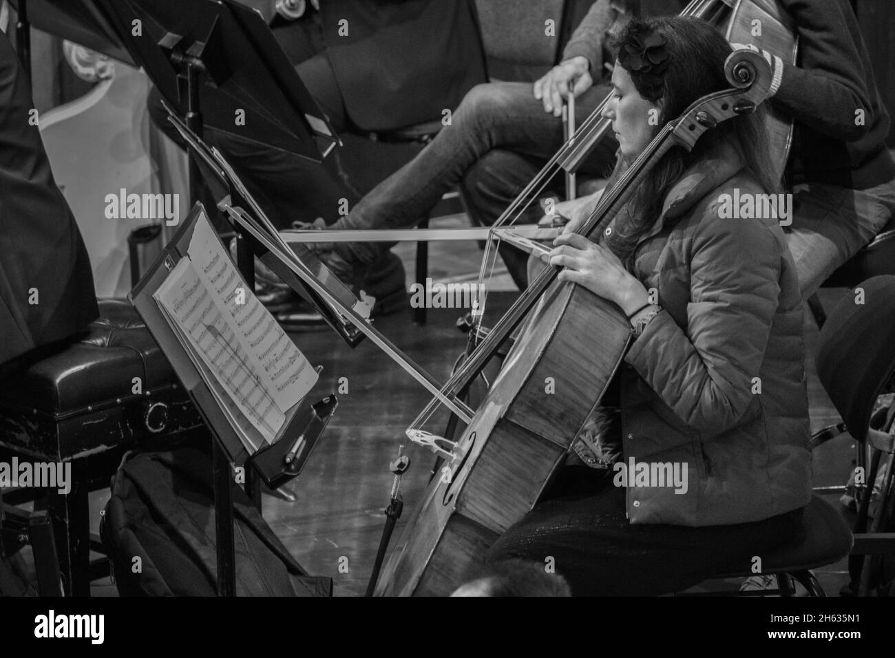 Bantry, West Cork, Irlande.12 novembre 2021.L'orchestre de chambre irlandais et Florian Donderer du Signum Quartett ont réalisé un beau programme de musique de Bach, Mozart, Debussy et Leclair dans l'église Saint-Brendan de Bantry.Crédit : Bantry Media/Alamy Live News Banque D'Images