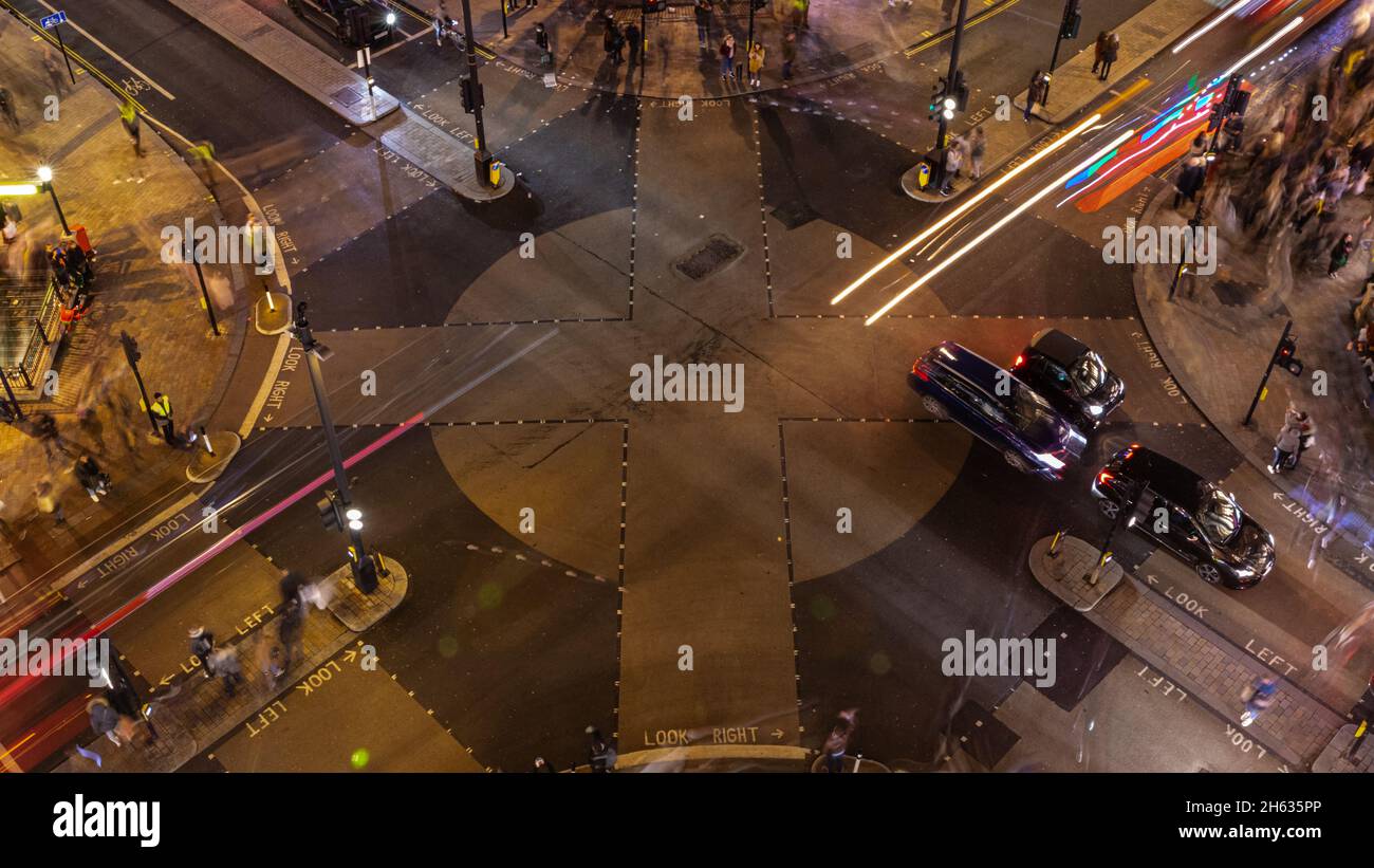 Oxford Circus, Londres, Royaume-Uni.12 novembre 2021.Vue panoramique sur le quartier animé d'Oxford Circus et les illuminations de Noël d'Oxford Street, pendant la mise en marche de ce soir.Credit: Imagetraceur/Alamy Live News Banque D'Images