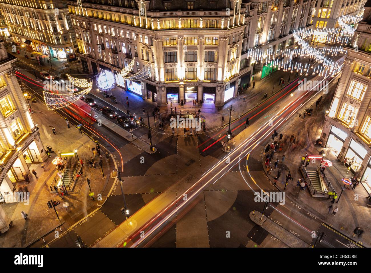 Oxford Circus, Londres, Royaume-Uni.12 novembre 2021.Vue panoramique sur le quartier animé d'Oxford Circus et les illuminations de Noël d'Oxford Street, pendant la mise en marche de ce soir.Credit: Imagetraceur/Alamy Live News Banque D'Images
