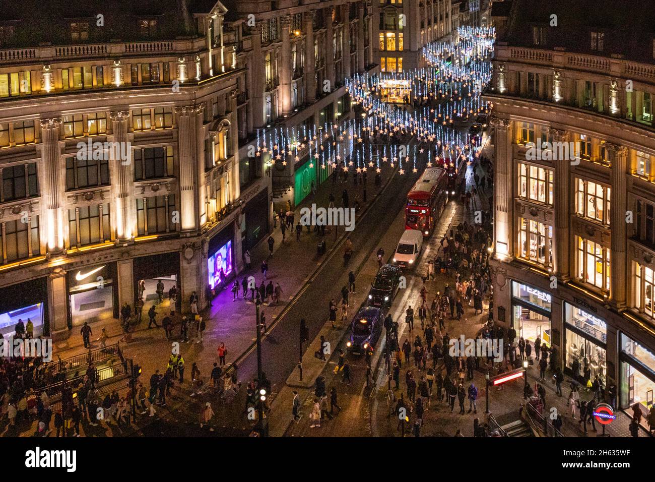 Oxford Circus, Londres, Royaume-Uni.12 novembre 2021.Vue panoramique sur le quartier animé d'Oxford Circus et les illuminations de Noël d'Oxford Street, pendant la mise en marche de ce soir.Credit: Imagetraceur/Alamy Live News Banque D'Images