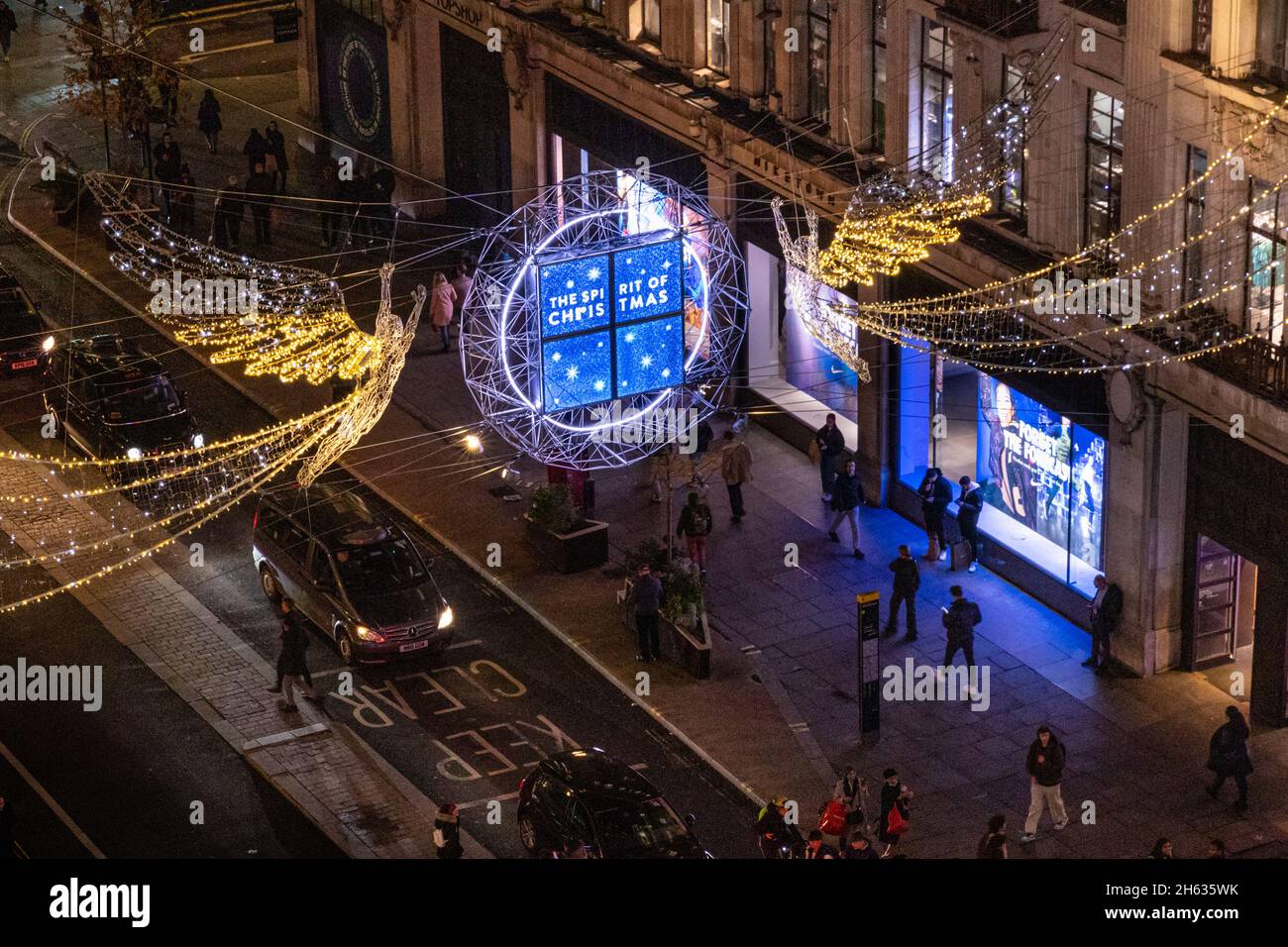 Oxford Circus, Londres, Royaume-Uni.12 novembre 2021.Vue panoramique sur le quartier animé d'Oxford Circus et les illuminations de Noël d'Oxford Street, pendant la mise en marche de ce soir.Credit: Imagetraceur/Alamy Live News Banque D'Images
