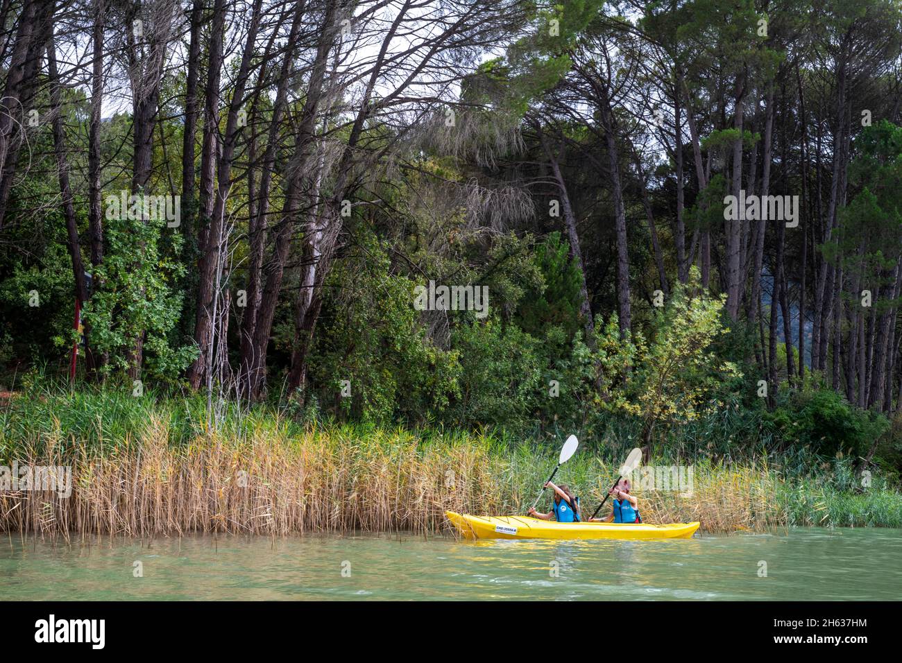 Kayak dans le lac du réservoir de Terradets à Lleida Pallars Jussà Pyrénées catalanes, Espagne Banque D'Images