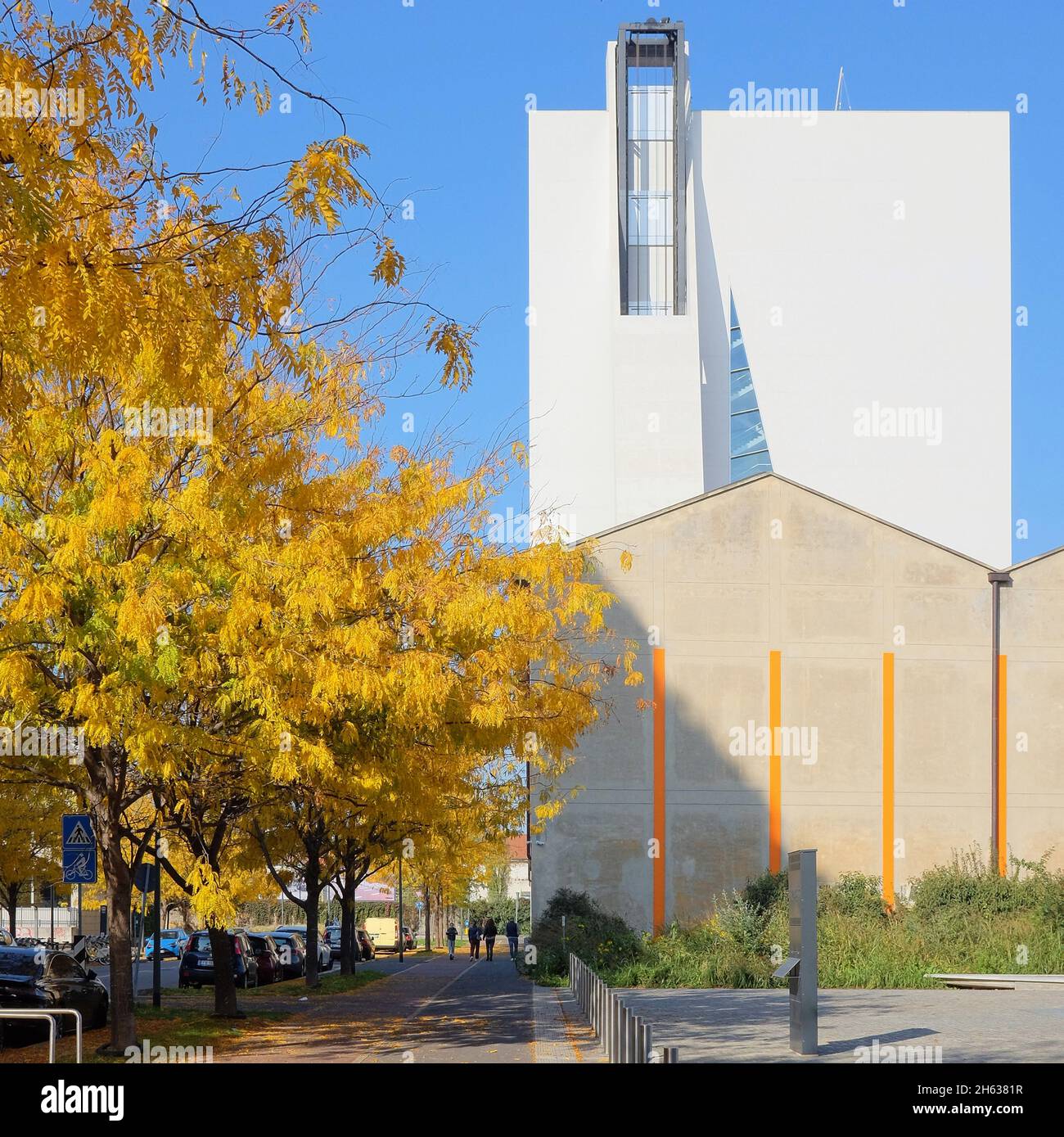 Couleurs d'automne parmi les feuilles des arbres en face de la tour Prada, Milan, Italie Banque D'Images