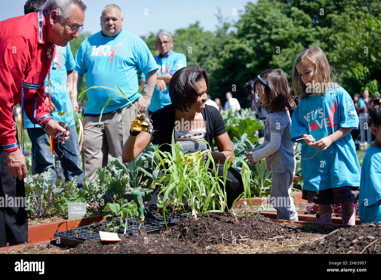 La première dame Michelle Obama et les enfants indiens américains plantent des cultures traditionnelles dans le jardin de la cuisine de la Maison Blanche, sur la pelouse sud de la Maison Blanche, le 3 juin 2011. Congrès national des Indiens d'Amérique le président Jefferson Keel est à gauche. Banque D'Images