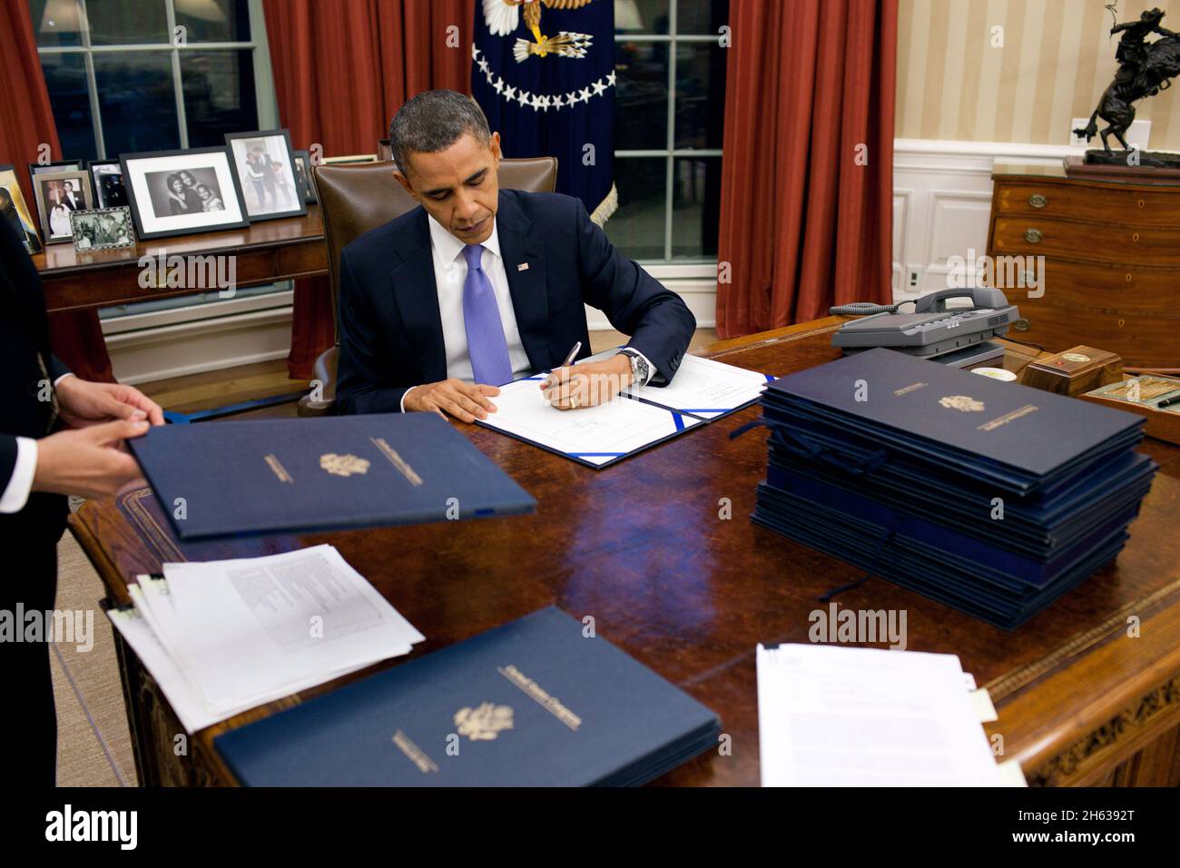 President barack obama signs legislation in the oval office Banque de  photographies et d'images à haute résolution - Alamy