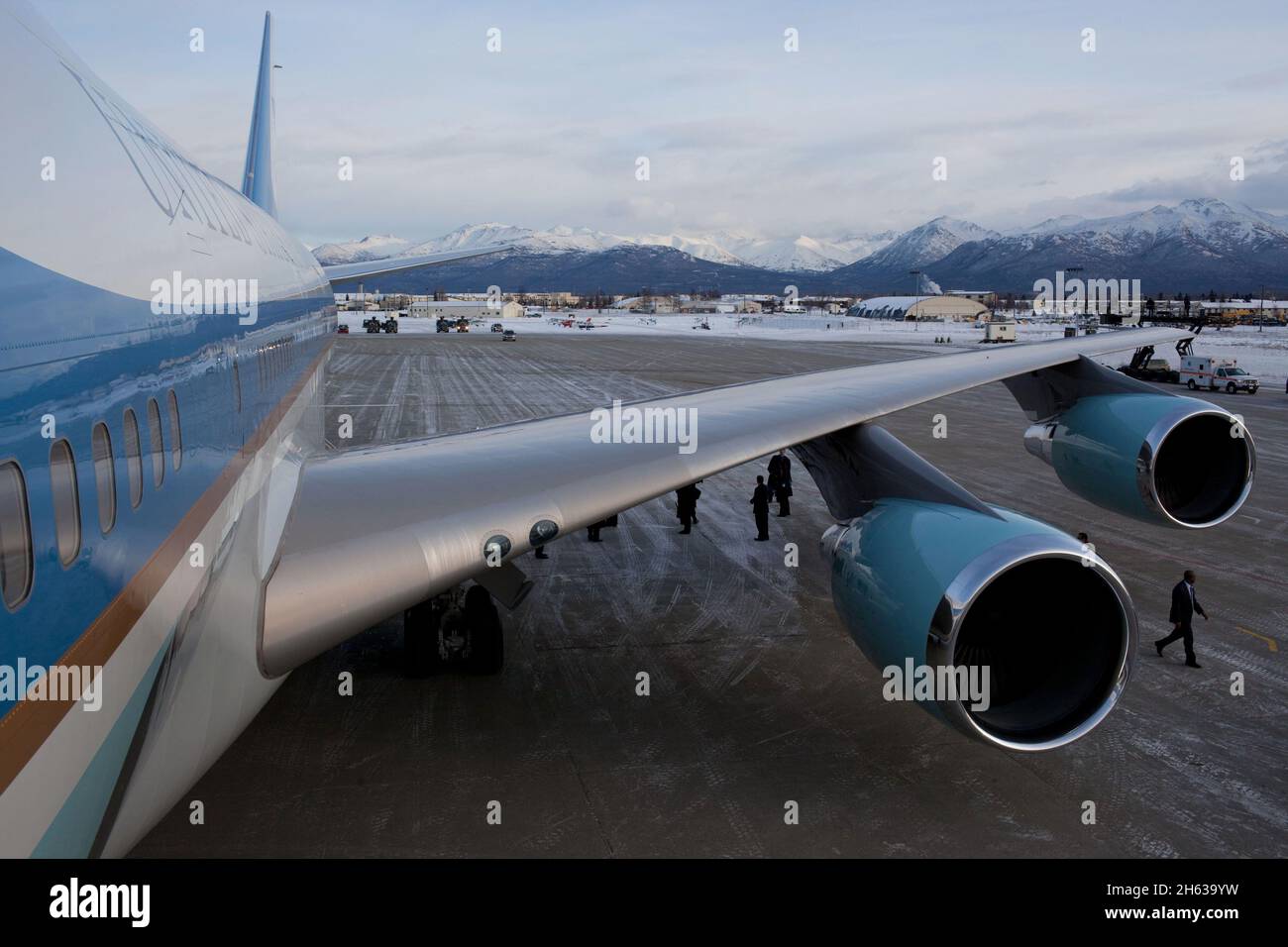 Air Force One est assis sur le tarmac de la base aérienne d’Elmendorf en Alaska, avant le départ du président Barack Obama pour Tokyo, Japon, le 12 novembre 2009. Banque D'Images