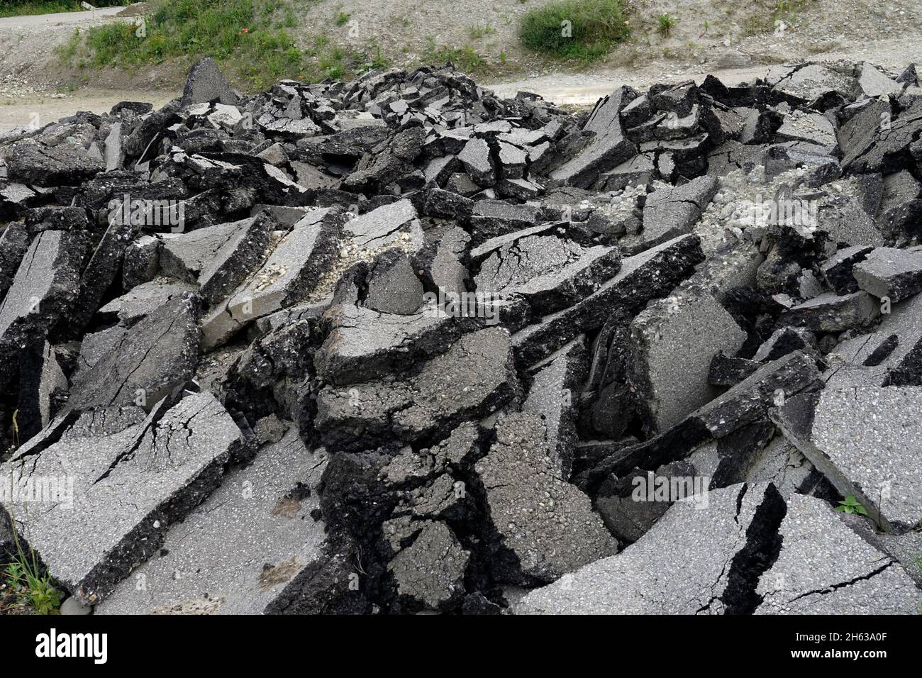 allemagne,bavière,lieu de stockage,recyclage,construction de routes,asphalte enlevé,morceaux de goudron,bris d'asphalte Banque D'Images