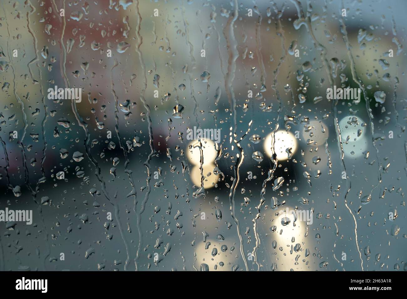 allemagne,bavière,haute-bavière,neuötting,temps pluvieux,fenêtre,raindrops,trafic,place de ville,peu claire Banque D'Images