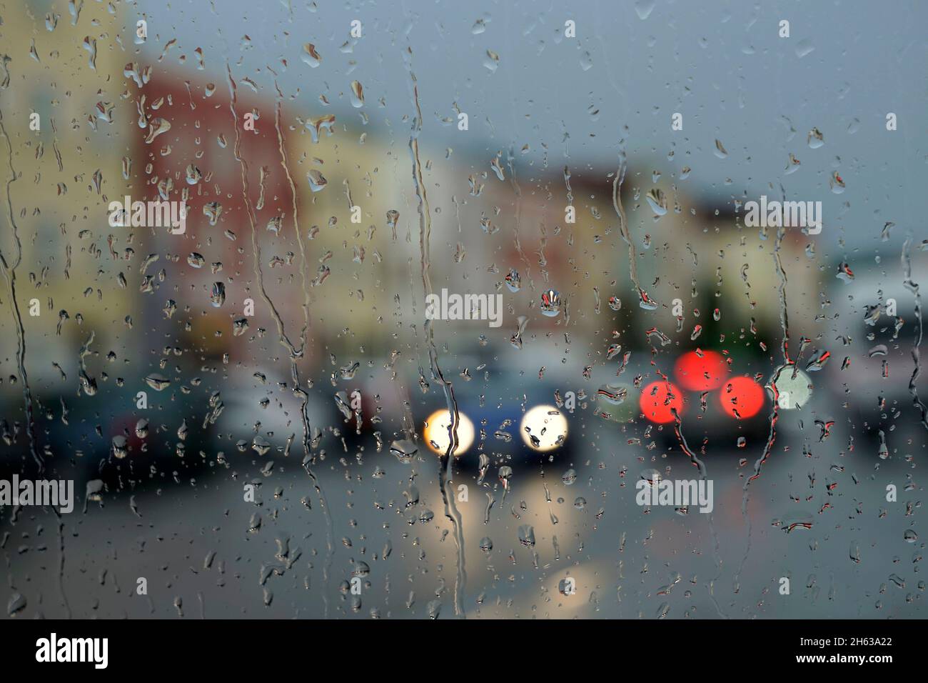 allemagne,bavière,haute-bavière,neuötting,temps pluvieux,fenêtre,raindrops,trafic,peu clair Banque D'Images