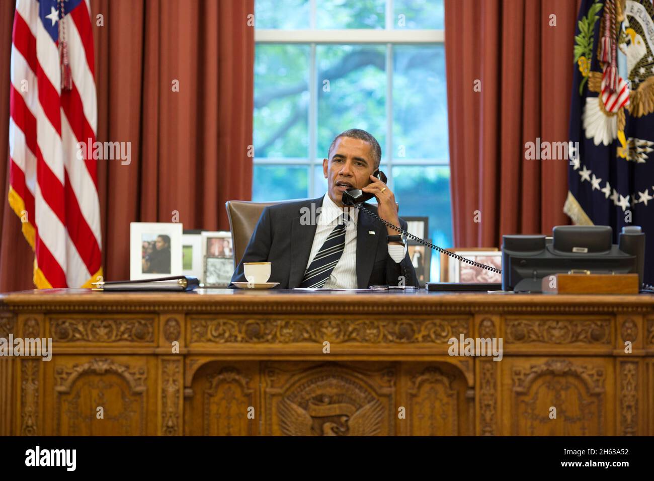 Le président Barack Obama s'est entretenu avec le Président Hassan Rohani de l'Iran au cours d'un appel téléphonique dans le bureau ovale, le 27 septembre 2013. Banque D'Images