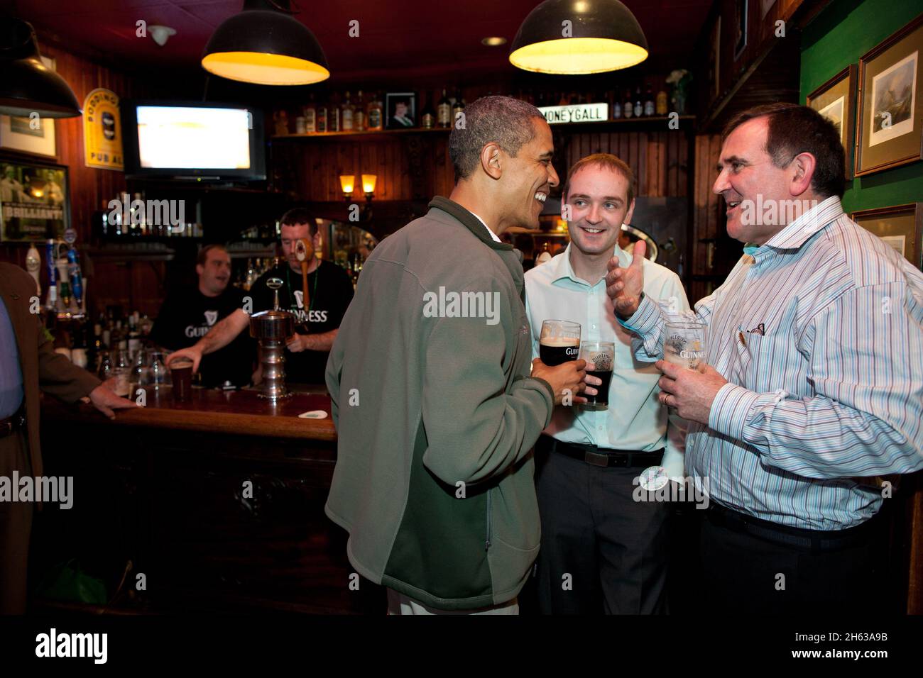 Le président Barack Obama visite le Dubliner, un pub irlandais à Washington, D.C., avec son cousin irlandais, Henry Healy, au centre, et Ollie Hayes, propriétaire de pub à Moneygall, en Irlande, à droite, le jour de la Saint Patrick, le samedi 17 mars 2012. Banque D'Images