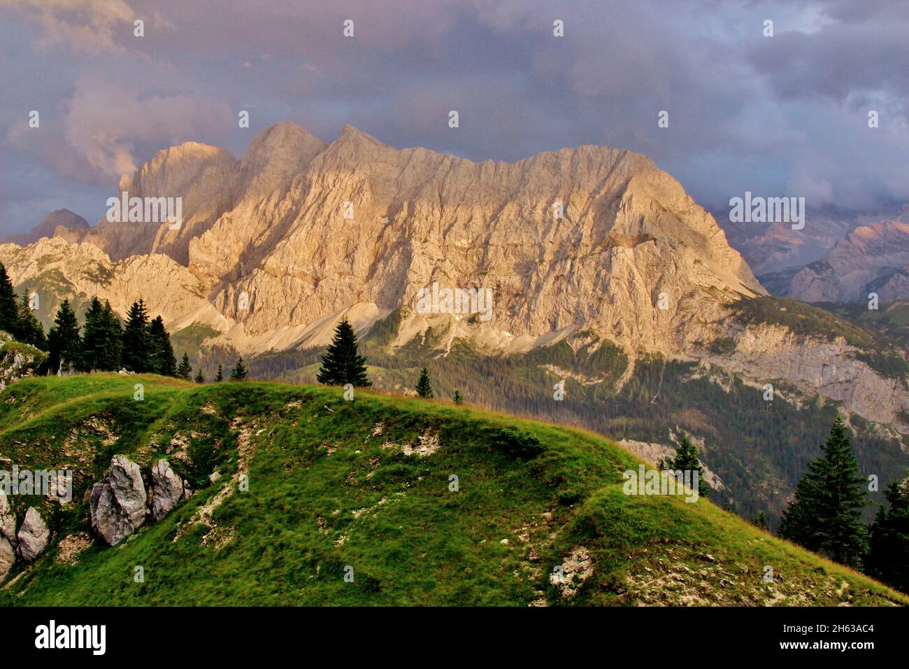 Vue sur l'est karwendelspitze (2537m),vogelkarspitze (2522m),hintere schlichtenkarspitze (2473m),bäralplekopf (2323m),randonnée en soirée vers la Soiernspitze (2257m),coucher de soleil,massif herbacé de werniel,Bavière,en haut de la Bavière,l'europe,mitspend,bavière,mitspitle,bavière,l'arrière-plan,mitspitze,en haut de la Bavière,l'arrière-plan,l'europe,bavière,l'Europe,bavière,le Banque D'Images