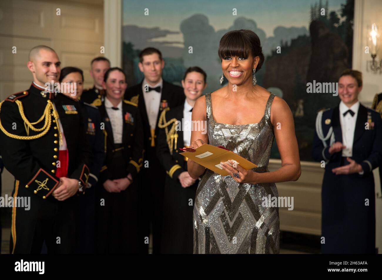 La première dame Michelle Obama annonce l'Oscar de la meilleure image à Argo en direct de la salle diplomatique de la Maison Blanche, le 24 février 2013. Banque D'Images