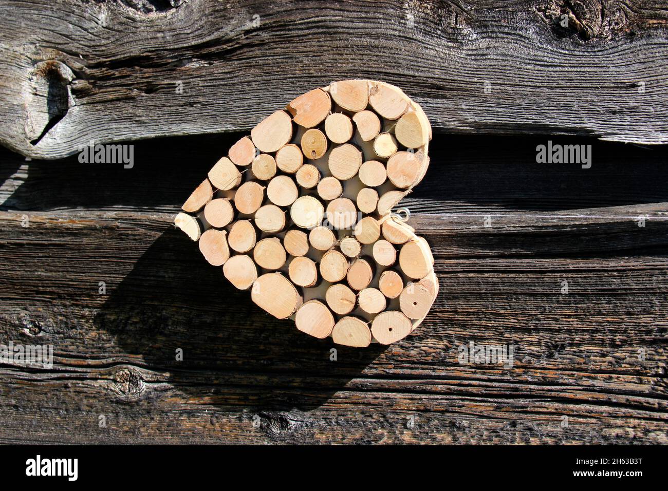deko herz,dekoherz,sur un mur en bois,mittenwald,allemagne,bavière,haute-bavière,werdenfelser land,isar vallée Banque D'Images