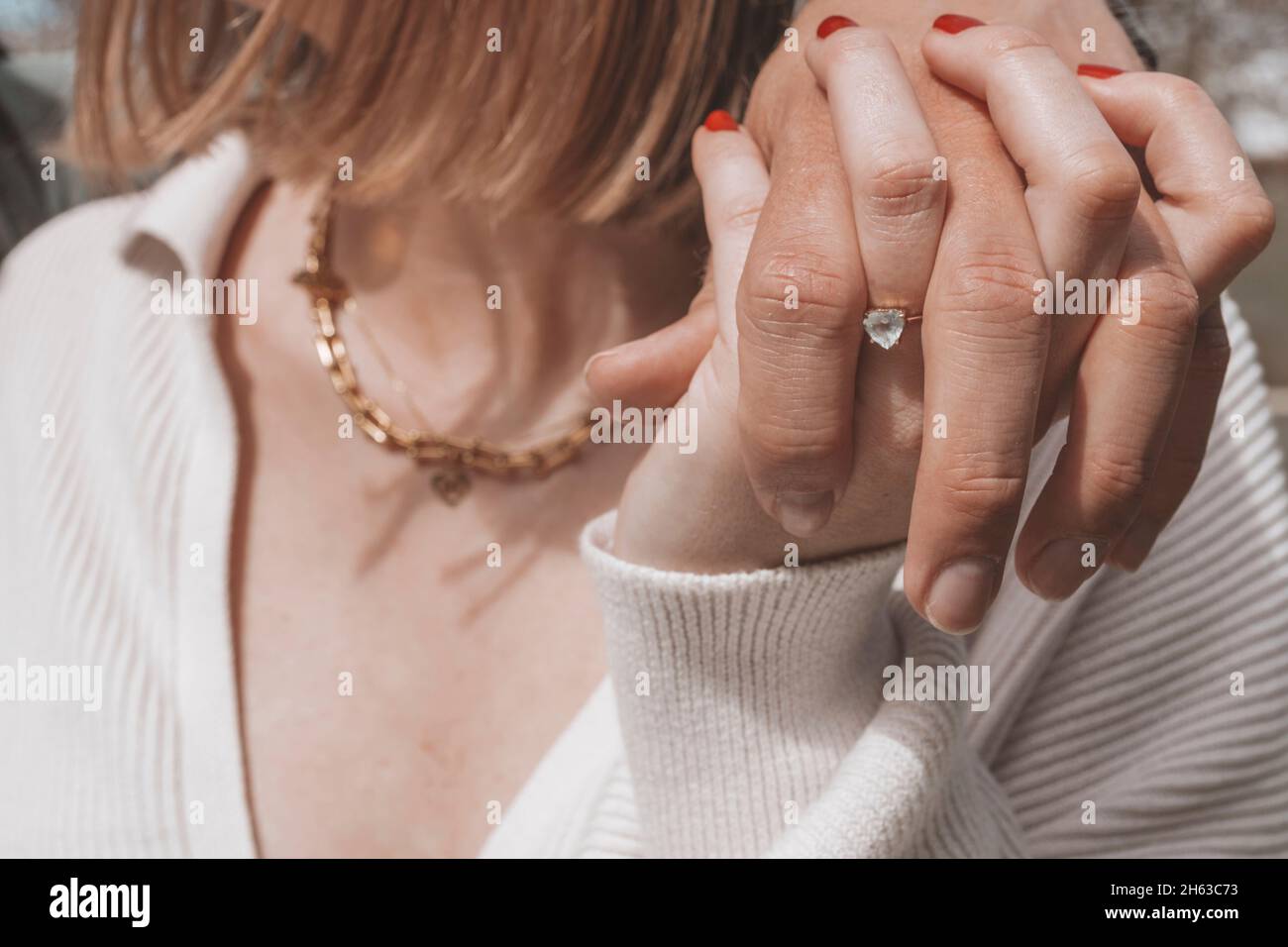 jeune couple à la séance de tir d'engagement, tenant les mains, bague  d'engagement, femme blonde Photo Stock - Alamy