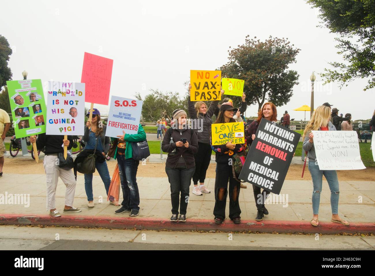 Manifestation mondiale contre la vaccination forcée.Les personnes qui détiennent des signes d'autonomie corporelle à Santa Monica à Palisades Park, Californie, United Banque D'Images