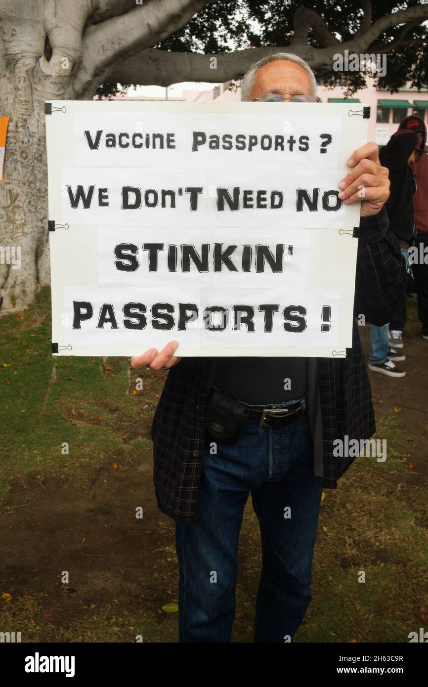 Manifestation mondiale contre la vaccination forcée.Les personnes qui détiennent des signes d'autonomie corporelle à Santa Monica à Palisades Park, Californie, United Banque D'Images