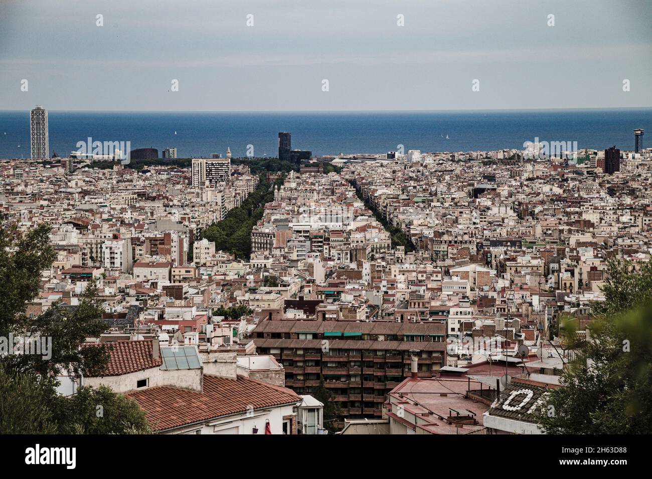 vue sur le centre-ville de barcelone depuis le parc artistique guell d'antoni gaudi à barcelone, en espagne. ce parc moderniste a été construit entre 1900 et 1914 et est une attraction touristique populaire. Banque D'Images