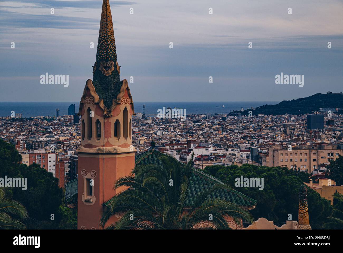 vue sur la casa museo gaudí - la résidence d'antoni gaudí depuis près de 20 ans, de 1906 à la fin de 1925 - et le centre de barcelone depuis le parc gell. le parc artistique d'antoni gaudi guell à barcelone, en espagne, est un parc moderniste qui a été construit entre 1900 et 1914 et estune attraction touristique populaire. Banque D'Images