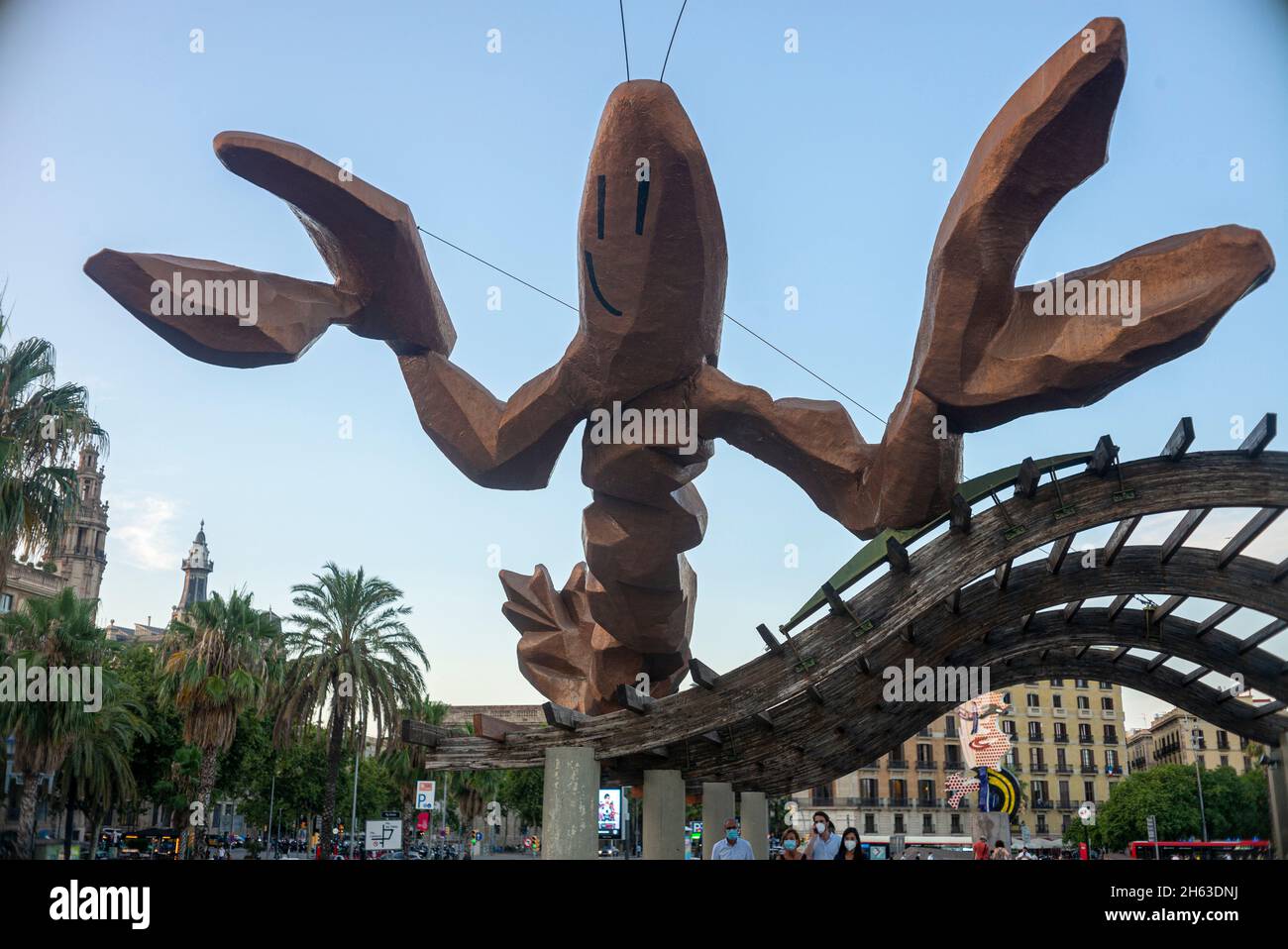 gambrinus - sculpture de homard géante la plus heureuse avec de grands pinces et un sourire gai sur passeig de colom au port olympique, barcelone, espagne Banque D'Images