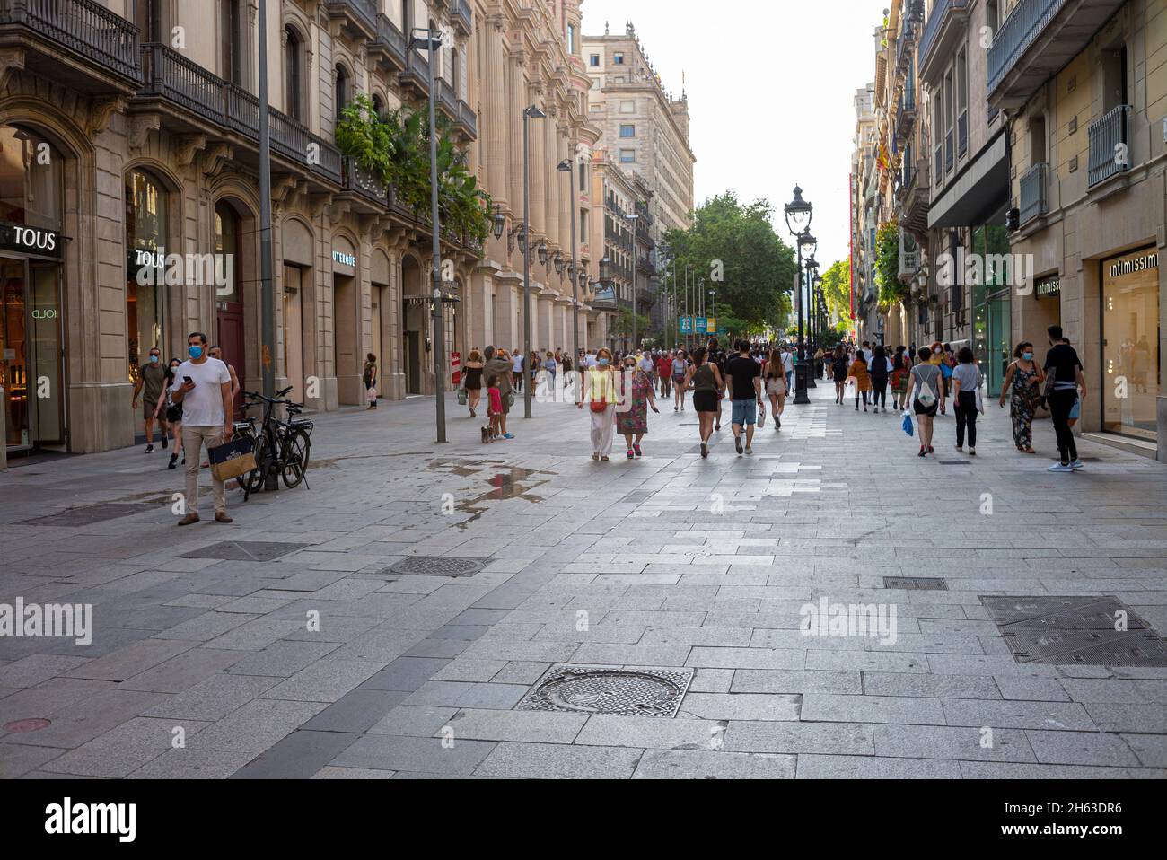 les touristes marchent la célèbre rue de la rambla à barcelone, en espagne. la rue la plus populaire de barcelone Banque D'Images