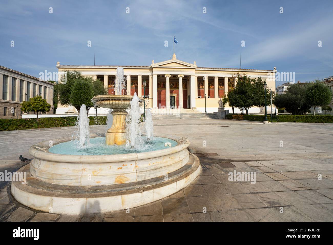 Athènes, Grèce.Novembre 2021. La fontaine en face de l'université d'Athènes buildinbg Banque D'Images