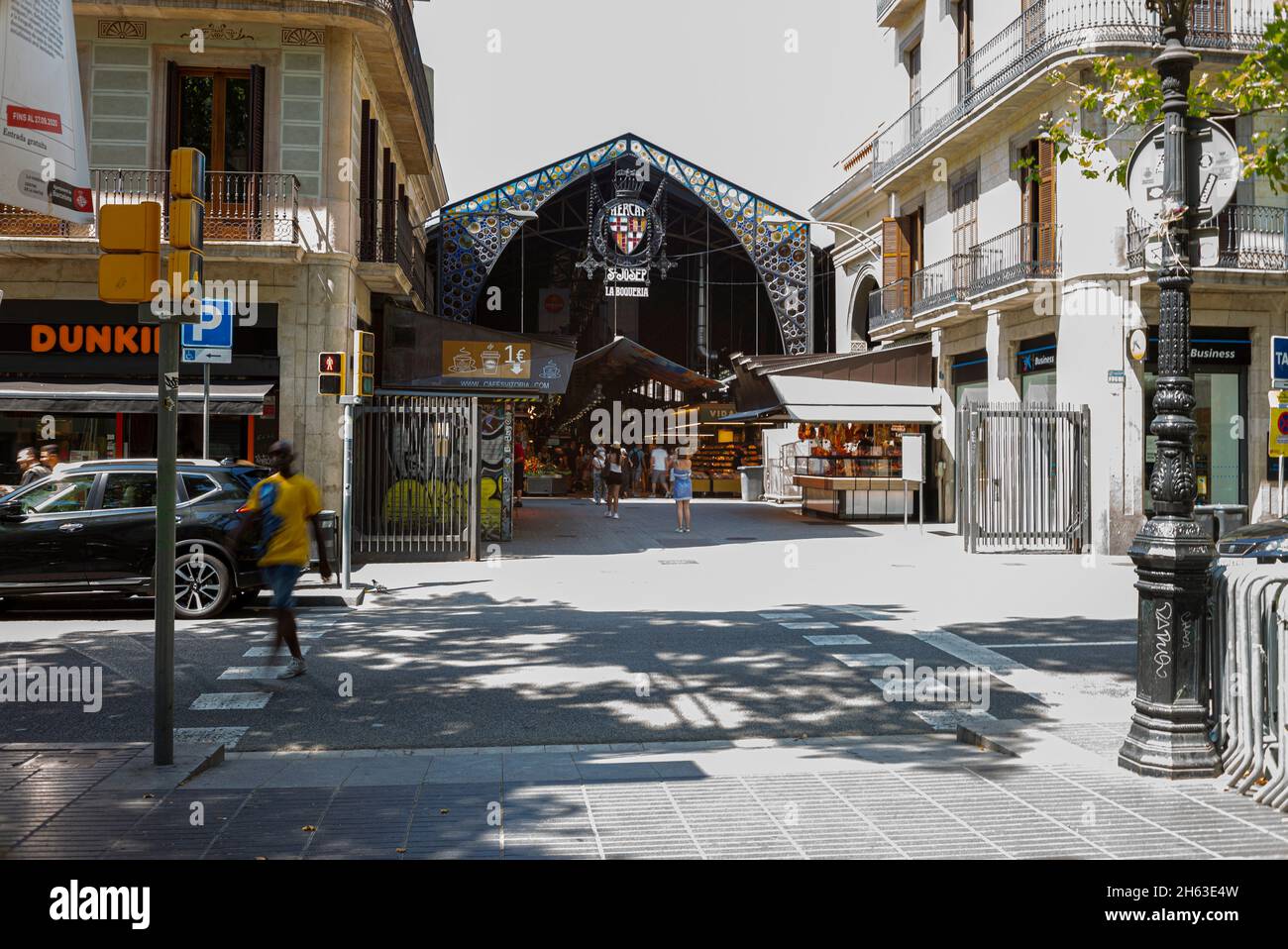 la célèbre rue des ramblas avec des touristes de marche non identifiés à barcelone, espagne Banque D'Images