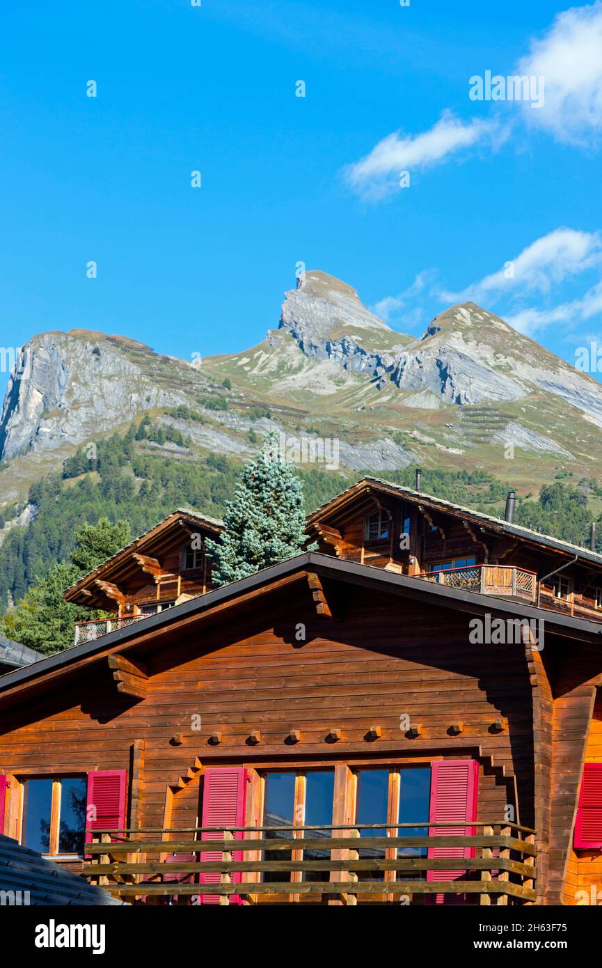 chalets de vacances suisses en face des sommets du valais,ovronnaz,valais,suisse Banque D'Images