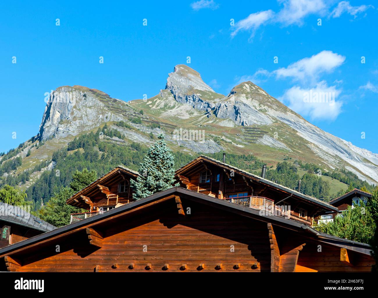 chalets de vacances suisses en face des sommets du valais,ovronnaz,valais,suisse Banque D'Images