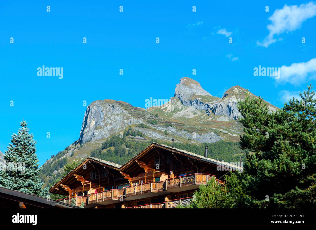 chalets de vacances suisses en face des sommets du valais,ovronnaz,valais,suisse Banque D'Images