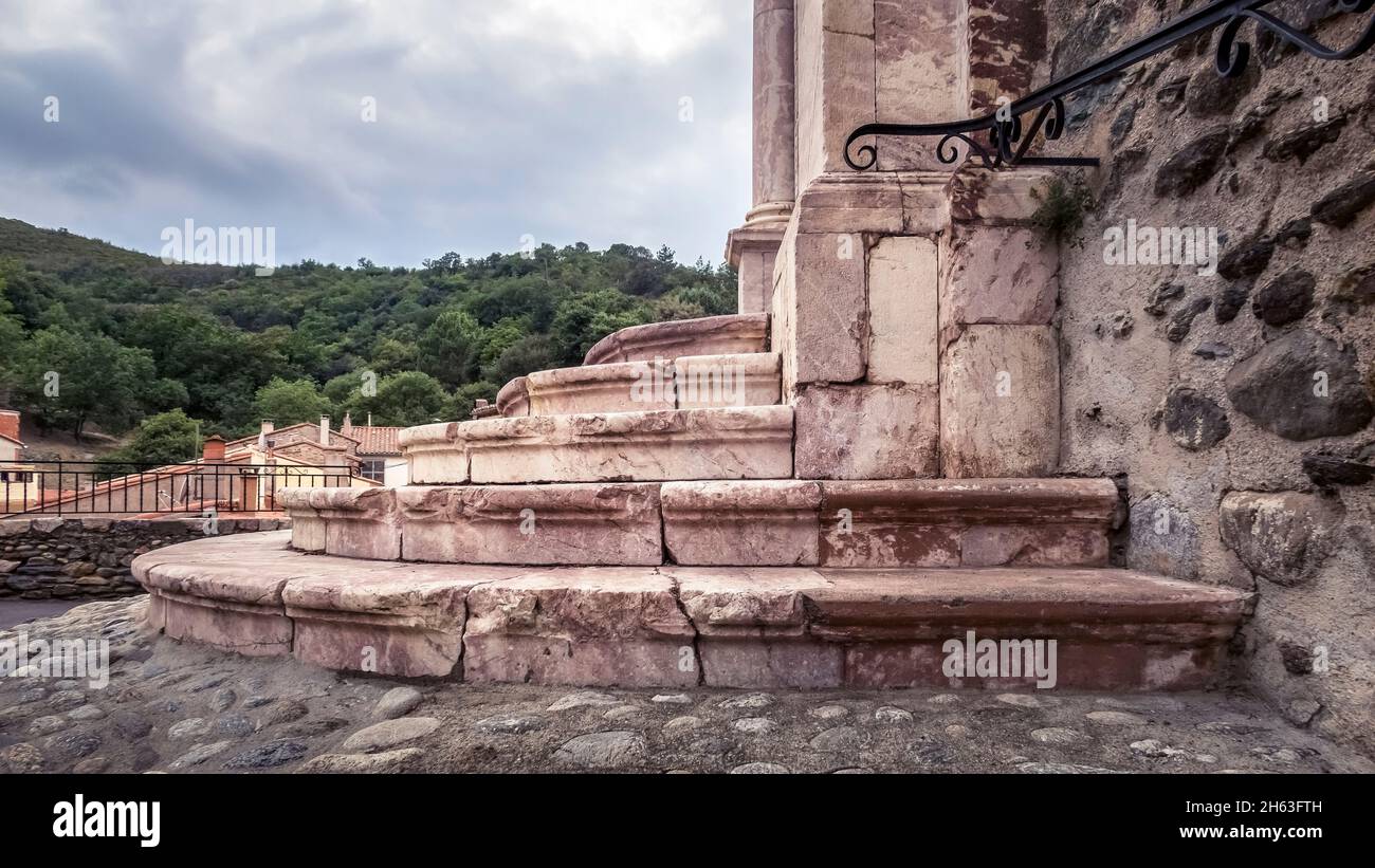 escalier en marbre rose de la région de l'église saint-sulpice à bouleternière. l'église a été construite au xviie siècle dans le style gothique sud. Banque D'Images