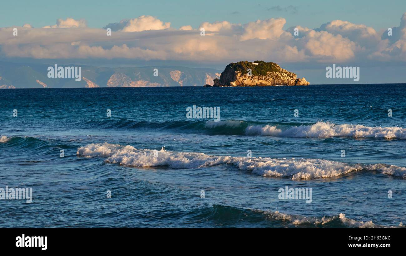 grèce,iles grecques,iles ioniennes,kefalonia,côte sud,plage de leivatho,lumière du soir,îlot de roche,plage de sable,surf, Banque D'Images