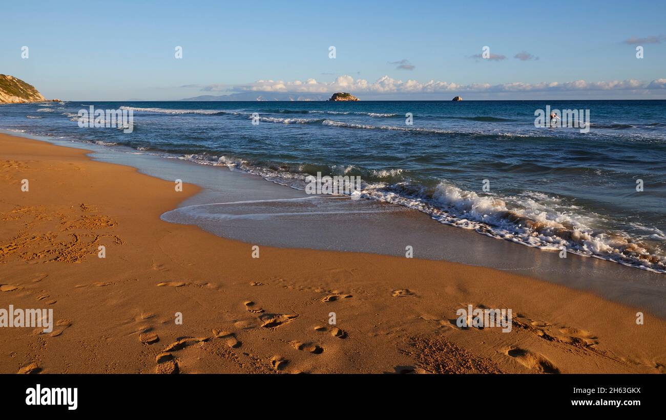 grèce,iles grecques,iles ioniennes,kefalonia,côte sud,plage de leivatho,lumière du soir,îlot de roche,plage de sable,surf, Banque D'Images