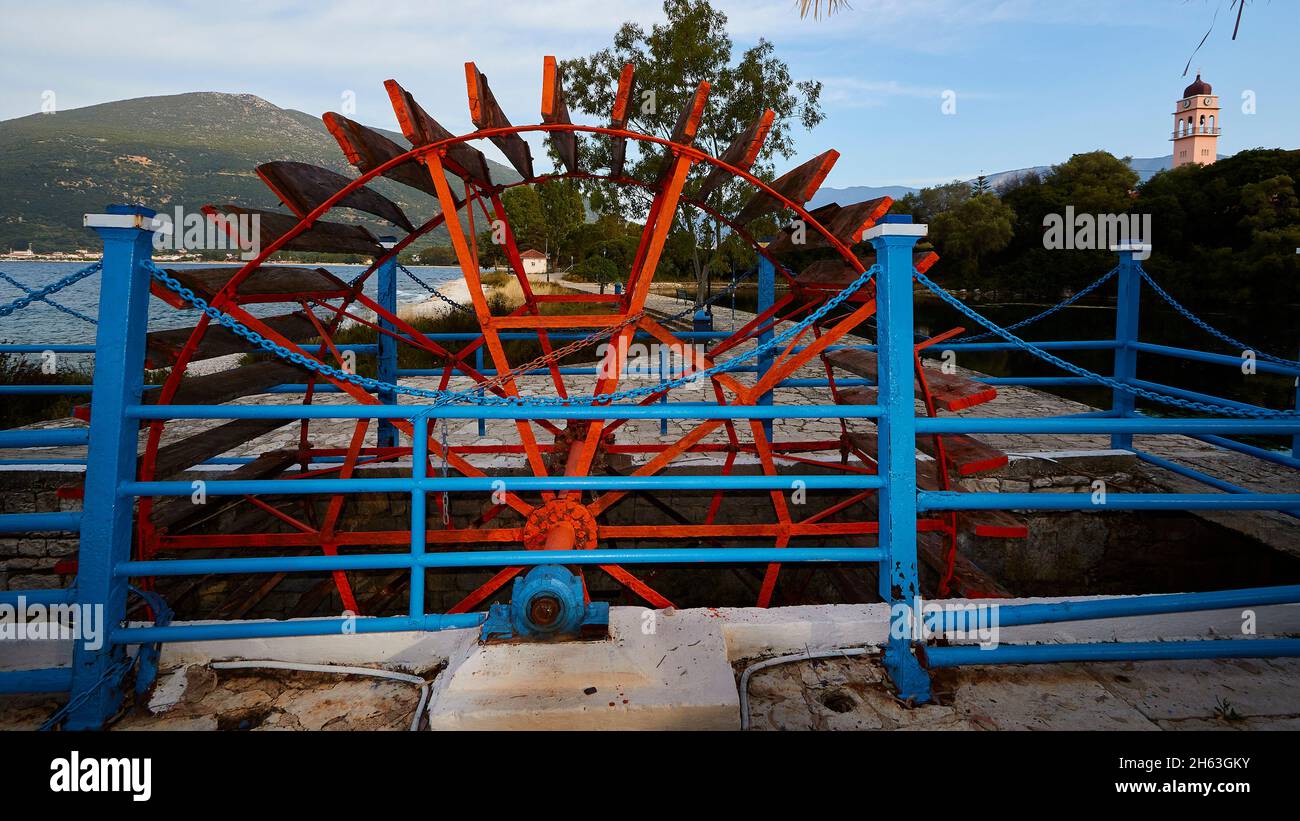 grèce,îles grecques,îles ioniennes,kefalonia,côte nord-est,sami,lac de karavomilos,moulins de karvomilos,moulins à eau,conduit par un cours d'eau souterrain d'argostoli à karavomilos,roue de moulin rouge du côté, main courante bleue Banque D'Images