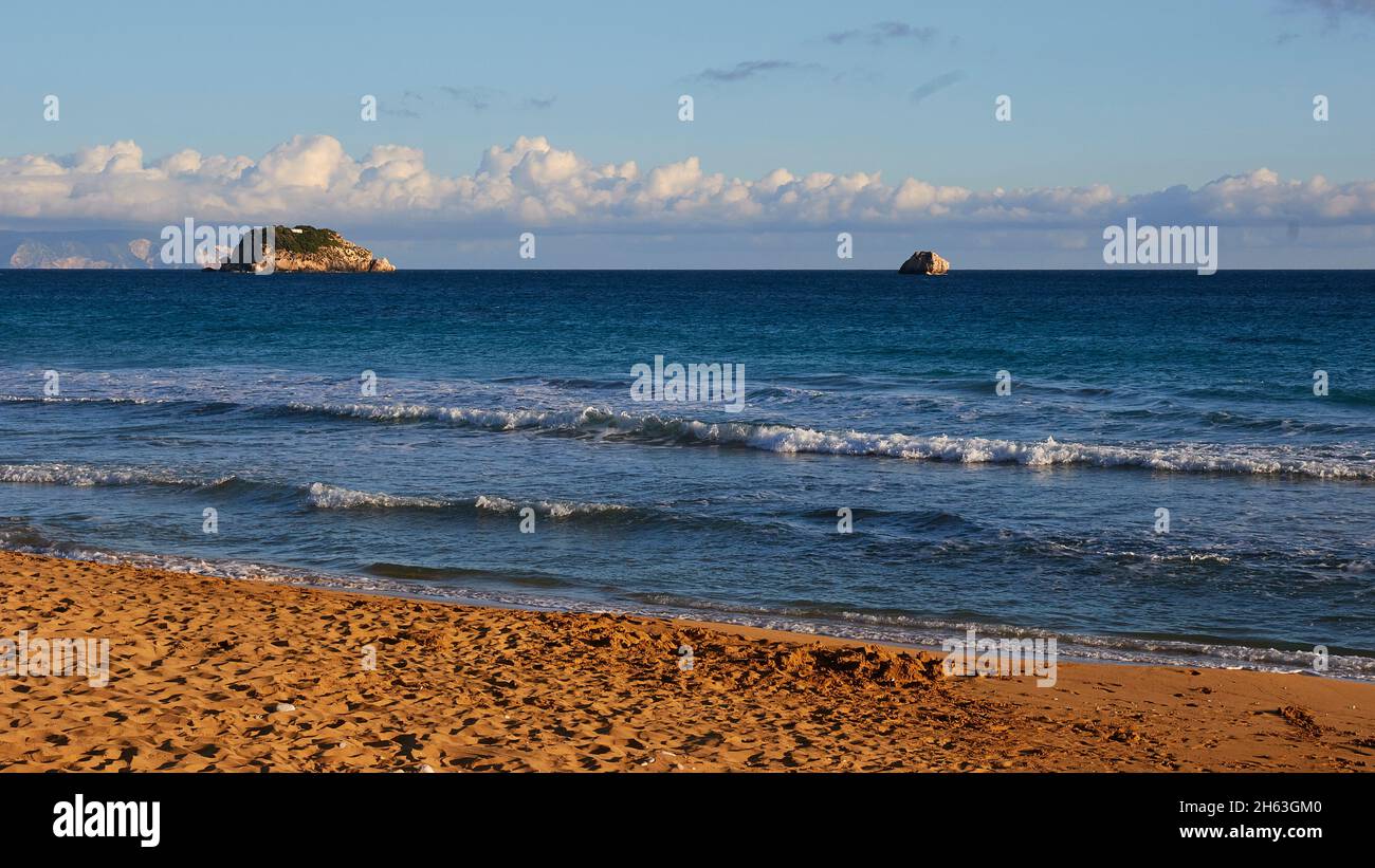 grèce,iles grecques,iles ioniennes,kefalonia,côte sud,plage de leivatho,lumière du soir,îlot de roche,plage de sable,surf, Banque D'Images