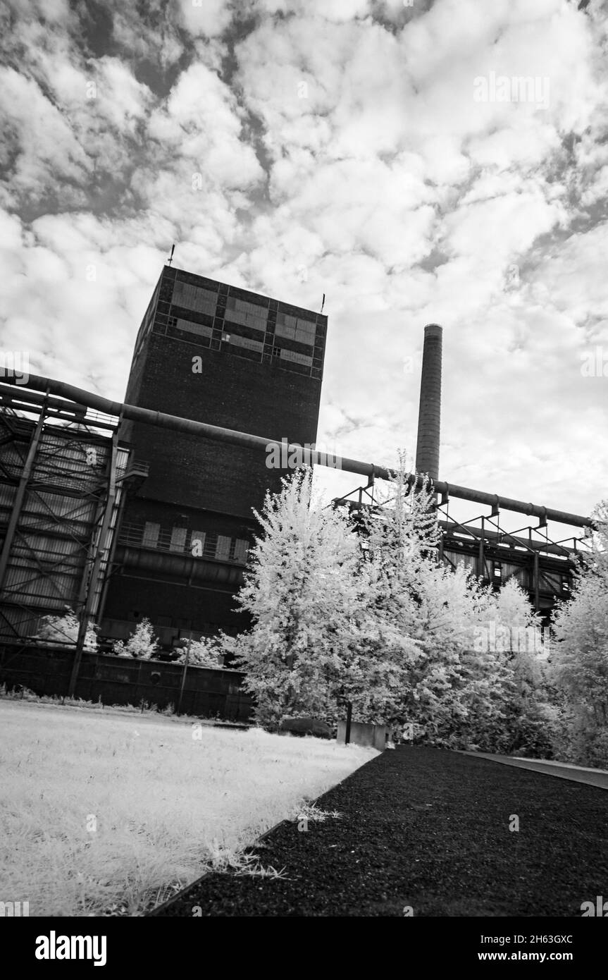 ancien site classé au patrimoine mondial de l'unesco, « zeche zollverein », monument industriel d'une ancienne mine de cole à essen, rhénanie-du-nord-westphalie, allemagne. prise de vue en noir et blanc avec caméra infrarouge modifiée, ir850 nm. Banque D'Images