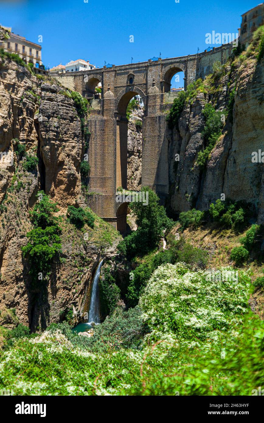 le puente nuevo (nouveau pont) s'étend sur le gouffre de 120 mètres de profondeur qui porte la rivière guadaleva–­n et divise la ville de ronda, la gorge el tajo. ronda, provence de malaga, andalousie, espagne.(panorama) Banque D'Images