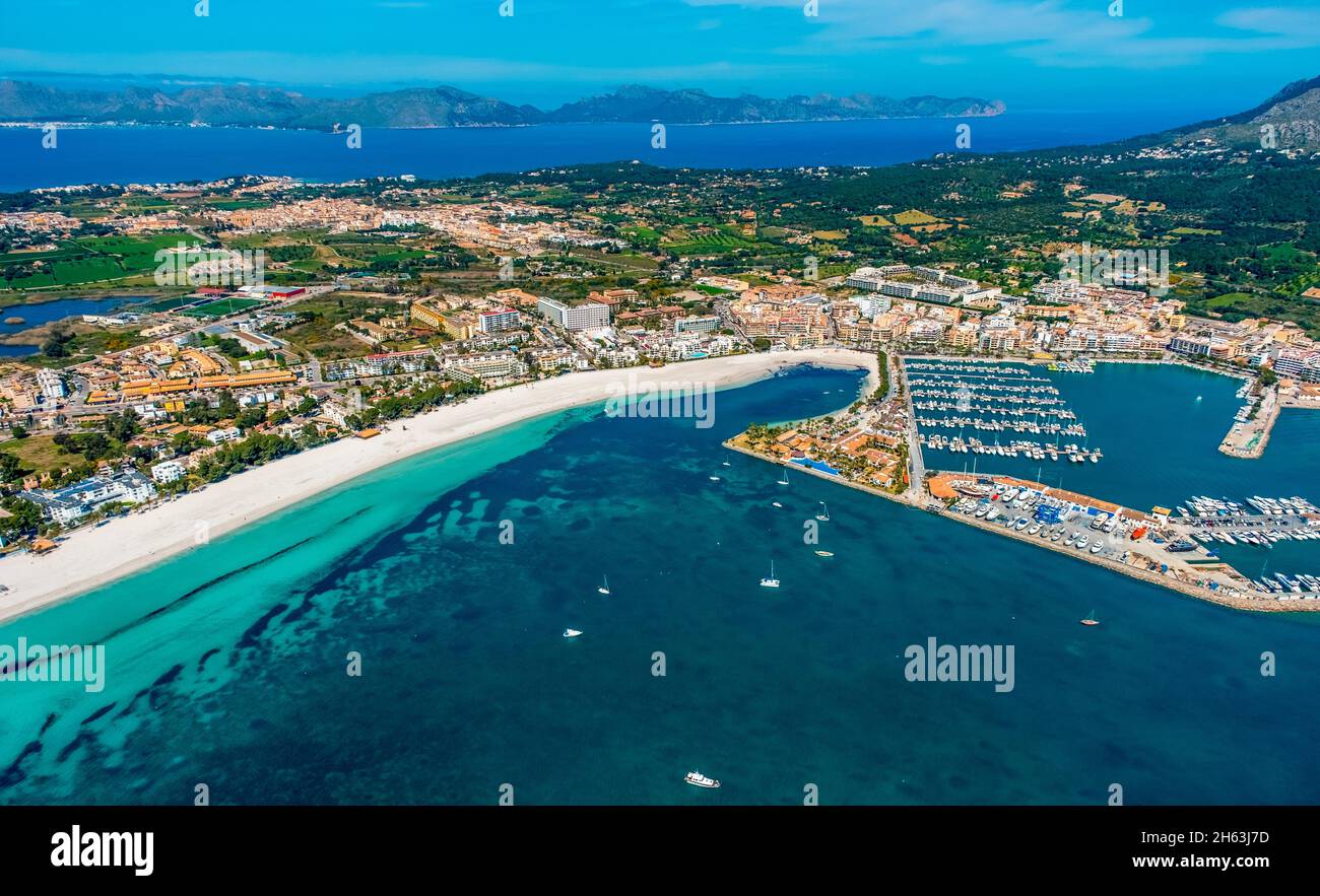 vue aérienne, alcudia, bleu turquoise de l'eau sur la plage d'alcudia, platja d'alcudia, plage vide en raison de la corona pandémie, aneta (sa), majorque, iles baléares, baleares, espagne Banque D'Images