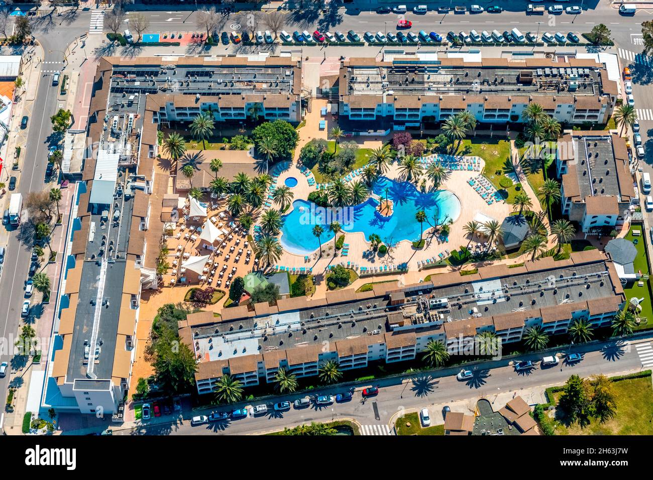 vue aérienne, complexe hôtelier avec zone de baignade vide et chaises longues, alcúdia garden aparthotel, alcudia, pla de na tesa, cabaneta (sa), majorque, iles baléares, baléares, baleares, espagne Banque D'Images