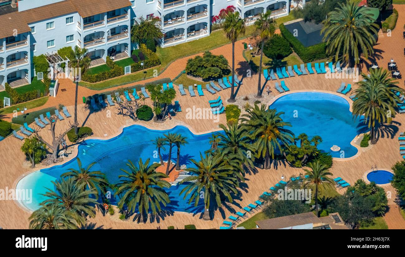 vue aérienne, complexe hôtelier avec zone de baignade vide et chaises longues, alcúdia garden aparthotel, alcudia, pla de na tesa, cabaneta (sa), majorque, iles baléares, baléares, baleares, espagne Banque D'Images