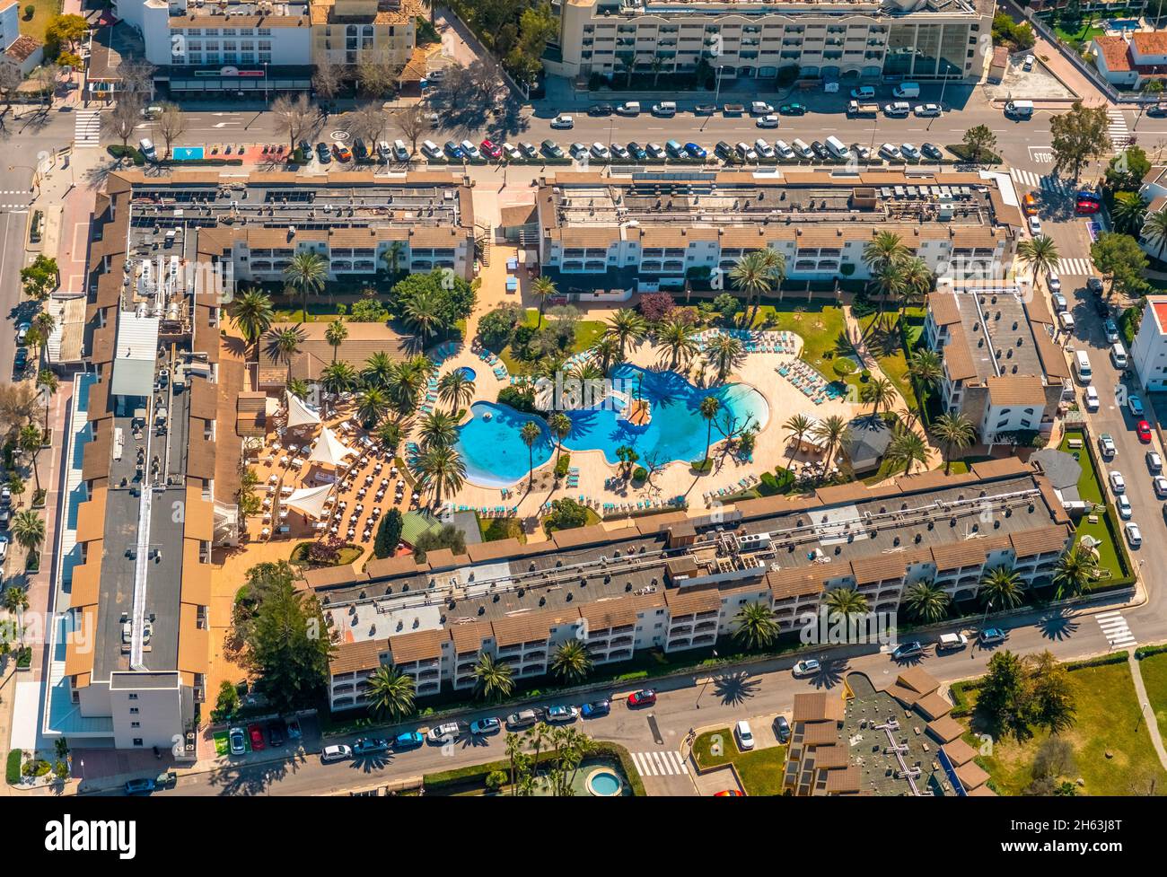 vue aérienne, complexe hôtelier avec zone de baignade vide et chaises longues, alcúdia garden aparthotel, alcudia, pla de na tesa, cabaneta (sa), majorque, iles baléares, baléares, baleares, espagne Banque D'Images