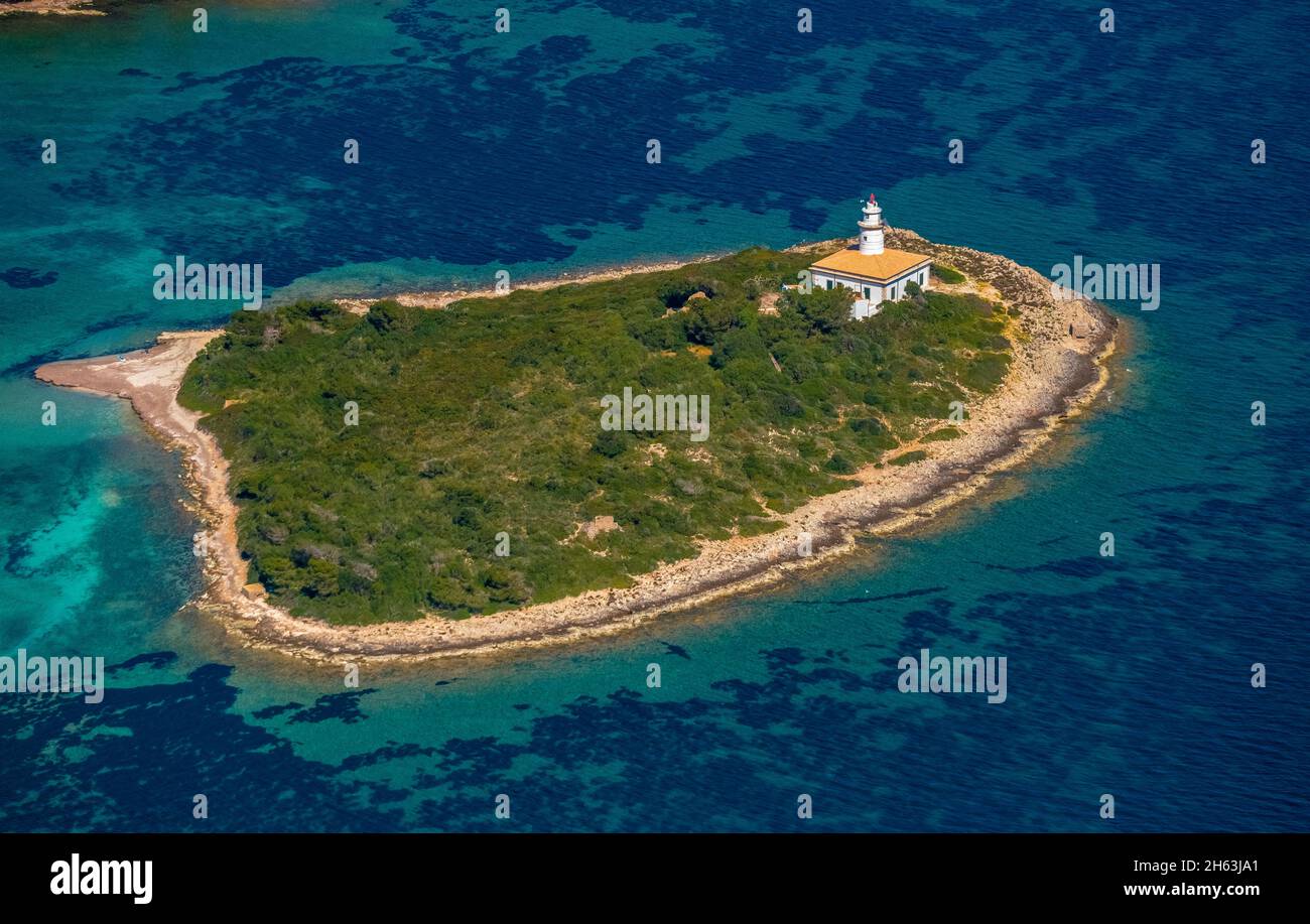 vue aérienne, alcanada phare île, dans l'eau turquoise-vert, alcanada phare illa alcanada, pont d'inca, sa creu vermella / la creu vermella, majorque, iles baléares, baleares, espagne Banque D'Images