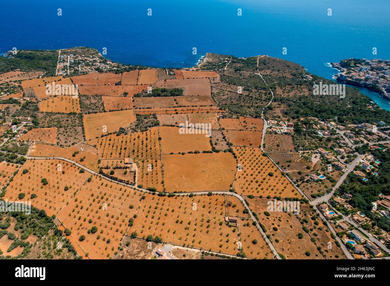 vue aérienne, champs et bande côtière au nord de cala figuera,port,port de pêche,santanyí,europe,iles baléares,espagne Banque D'Images