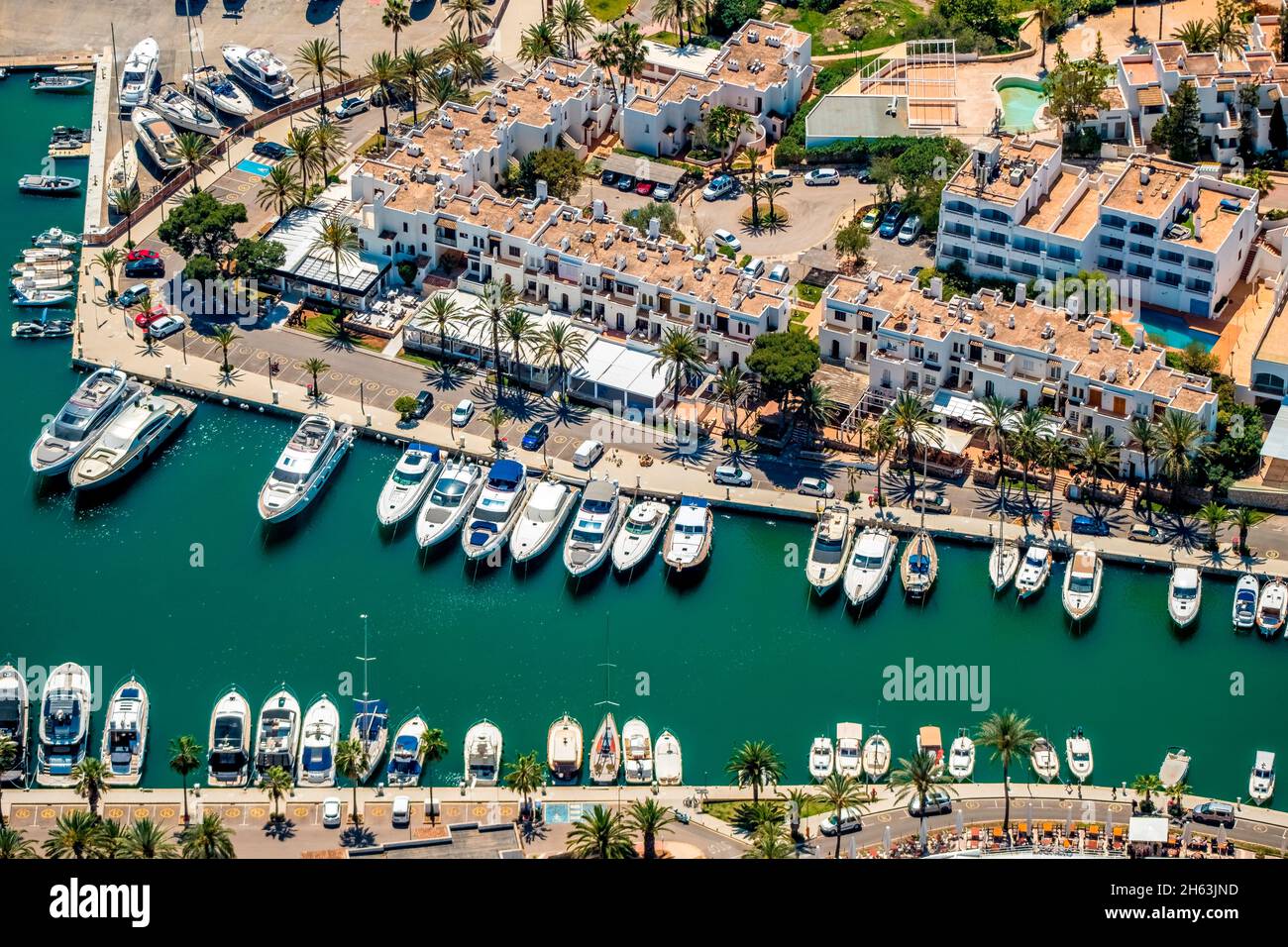 vue aérienne, vue sur la ville de cala d'or avec marina, felanitx, îles baléares, majorque, espagne Banque D'Images