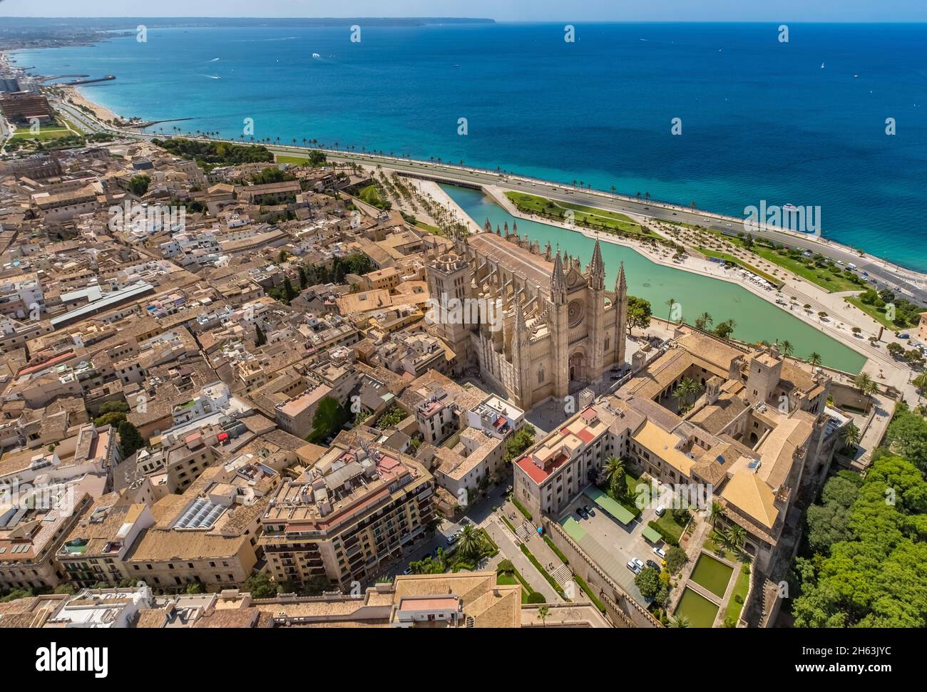 vue aérienne, palacio real de la almudaina, palais royal la almudaina, santa iglesia catedral de mallorca, cathédrale de palma, parc de la mar, palma, majorque, iles baléares, espagne Banque D'Images