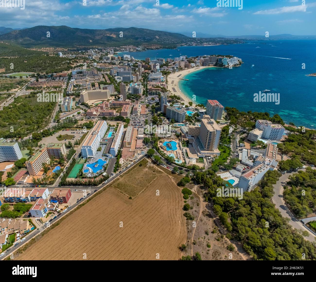 vue aérienne, plage de sable platja de magaluf avec des complexes d'hôtels, isla de sa porrassa île dans la baie de magaluf, magaluf, calvià, majorque, îles baléares, espagne Banque D'Images